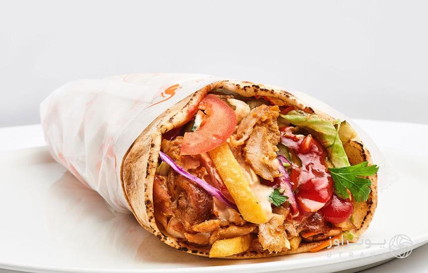 تصویری از یک ساندویچ شاورما با بک‌‎گراند سفید